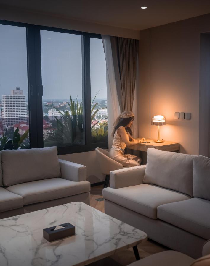 Arbour Hotel And Residence Паттая Екстер'єр фото A woman working at home